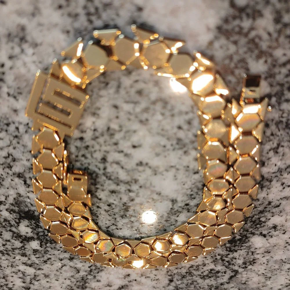 NWOT Women's chain necklace. Gold tone, with closure on back. - Picture 4 of 13